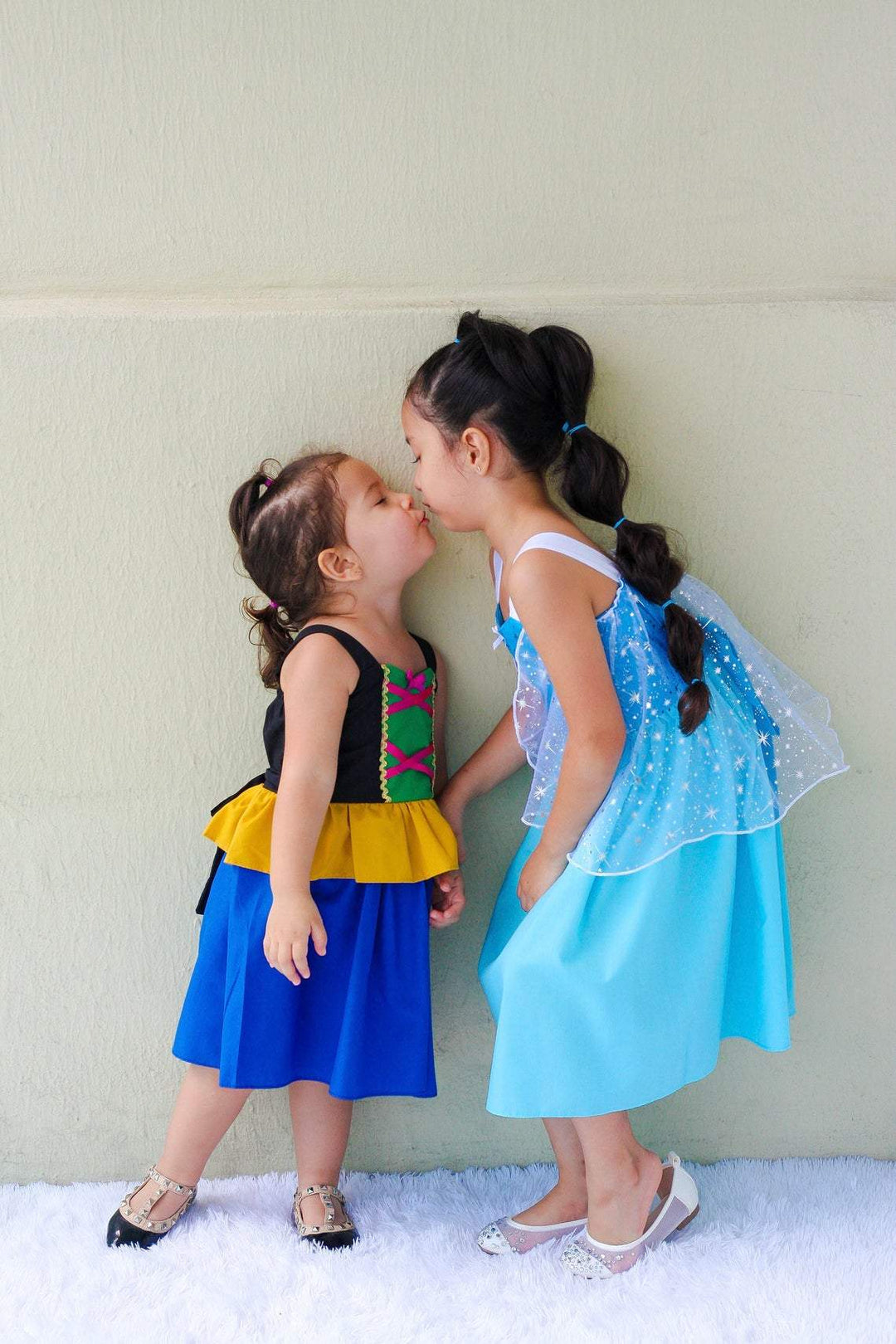 Elsa and Anna play Dresses LoverDovers Elsa and Anna play Dresses LoverDovers